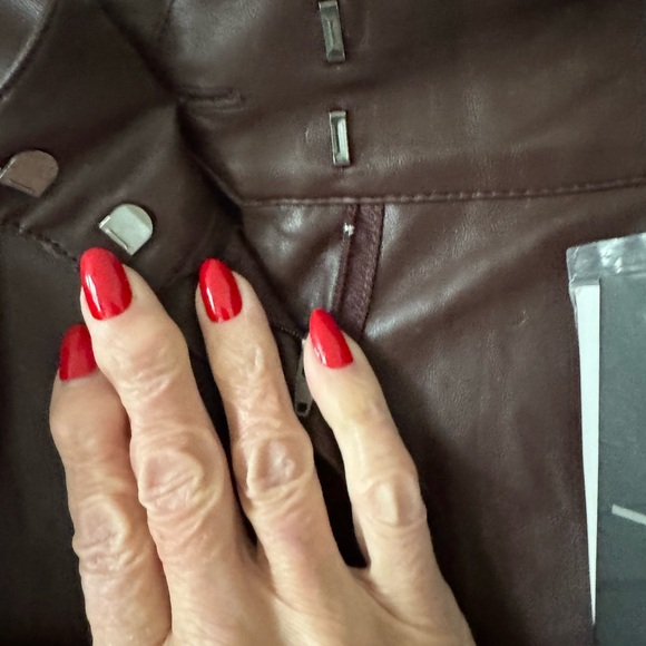 Tahari Elegant Brown faux Leather full Skirt, pockets, zip front…Size 6 - Picture 6 of 6